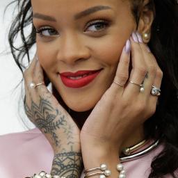Advertentie Rihanna's parfum 'te suggestief'