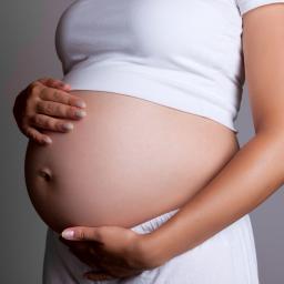 Amerikaans kledingmerk haalt zwangerschapsshirt uit verkoop