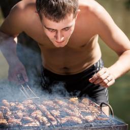 Mensen krijgen drie keer zoveel calorieën binnen op barbecue