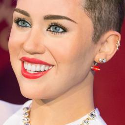Miley Cyrus toont kunstproject tijdens modeshow Jeremy Scott