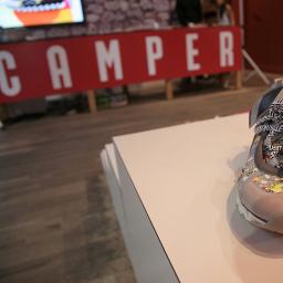 Merk Camper onder vuur door expliciete print op schoenen